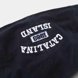 Détail du coton bleu marine avec broderie blanche Catalina Island 1983 sur casquette gavroche