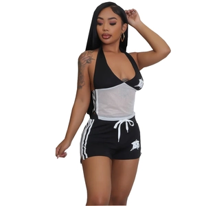 Zweiteiler für Damen mit Mesh-Halterneck-Top und Shorts mit weißen Streifen