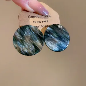 Boucles d'oreilles rondes en acrylique à texture marbrée sur carte artisanale