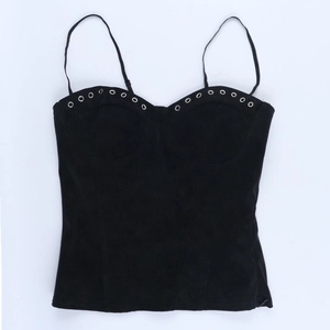 Detalle de camisola negra de PU con ojales metálicos decorativos de estilo punk rock