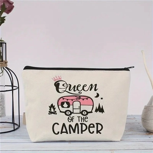 Nahaufnahme der Canvas-Kosmetiktasche mit Queen of the Camper-Print und Reißverschluss