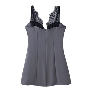 Vestido lencero gris ajustado con encaje negro en el escote en V y tirantes