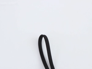 Dettaglio del cinturino in tessuto jacquard nero per il top corto in stile canotta
