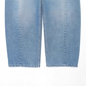 High-Waist-Balloon-Jeans in Hellblau aus Baumwolldenim mit Fokus auf Beinabschlussdetails