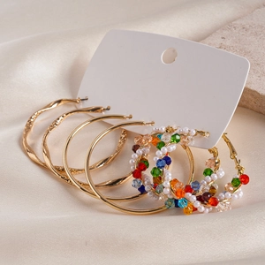Lot de 6 boucles d'oreilles créoles dorées avec perles et cristaux sur carte support