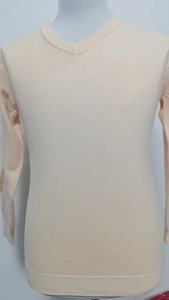 Detailansicht des gerippten V-Ausschnitts und der beigen Stricktextur dieses Herrenpullovers