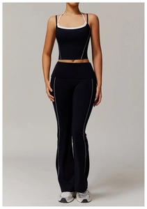 Détail du pantalon de yoga taille haute et du débardeur avec surpiqûres blanches