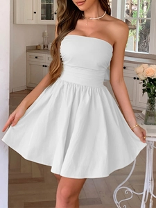 Vue détaillée de l'élégante robe courte bustier blanche coupe trapèze avec taille ajustée