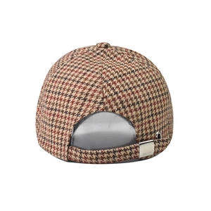 Dettaglio del cappello da baseball pied-de-poule rosso e marrone con fibbia regolabile