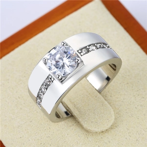 Détail d'une bague en titane argenté pour homme avec cristal central et diamants