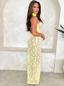 Détail du tissu en dentelle jaune et coupe ajustée sur une robe longue bustier sexy