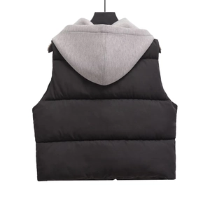 Damen Kapuzen-Steppweste in Schwarz und Grau mit gestepptem Design in Rückansicht