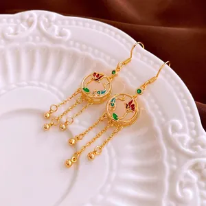 Boucles d'oreilles élégantes de style chinois avec pompons et détails en émail coloré