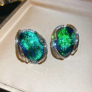 Boucles d'oreilles géométriques en argent avec pierres en résine verte et diamants