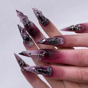 Unghie finte stiletto gotiche con sfumatura viola, ragni d'argento e ciondoli a croce