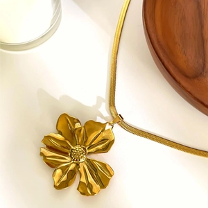 Exaggerated gold flower pendant necklace with sleek snake bone chain for women