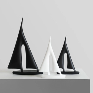 Minimalistische moderne Segelschiff-Skulpturen in Mattschwarz und Weiß für Wohndekor