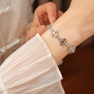 Détail du bracelet fleur d'iris argenté avec dentelle ajourée et zircons blancs