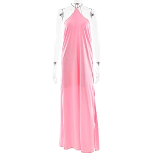 Détail du dos de la robe longue en satin rose avec un élégant décolleté dans le dos