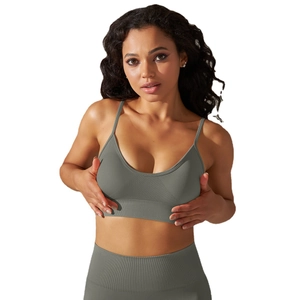 Set yoga verde salvia senza cuciture con reggiseno sportivo scollo a U e leggings fitness a vita alta