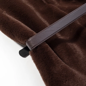 Vue détaillée de la texture en fausse fourrure marron et de la ceinture en similicuir