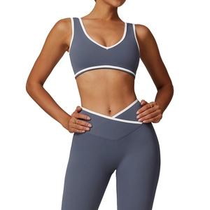 Ensemble de yoga deux pièces bleu gris avec brassière et legging taille haute