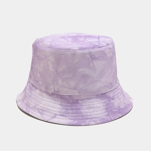 Dettaglio del cappello pescatore tie-dye viola con texture in cotone e cuciture sulla tesa