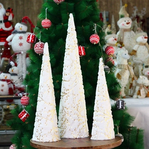 Set di tre alberi di Natale conici in peluche bianco con motivi di rami dorati su legno