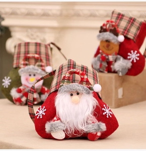Gros plan sur des sacs cadeaux de Noël avec motifs de Père Noël, Bonhomme de neige et Elan