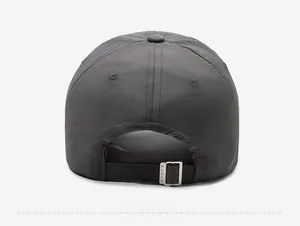 Vue arrière de casquette de baseball gris foncé avec boucle en métal argenté réglable