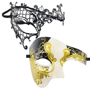 Dettaglio della maschera in metallo nero tagliata al laser con strass e maschera bianca vintage