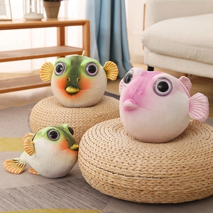 Gros plan de peluches de poisson-globe mignonnes en dégradés de rose et de vert