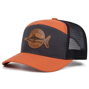Detail der Trucker-Mütze mit Fishing Outdoors Lederaufnäher und Mesh-Rückseite
