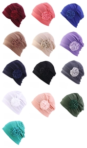 Vue détaillée de bonnets turbans bohèmes avec fleurs disponibles en 13 coloris divers