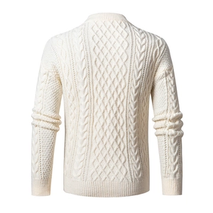 Vista dettagliata del retro del maglione beige a treccia con motivi a rombi e bordi a coste