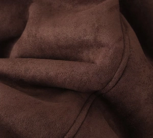Gros plan détaillé de la texture du daim marron foncé d'un manteau d'hiver vintage
