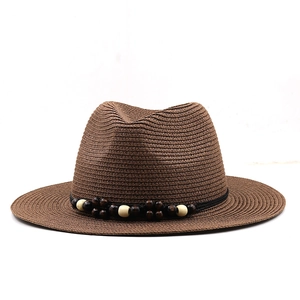 Chapeau Fedora en paille marron foncé avec bande de perles en bois sur fond blanc