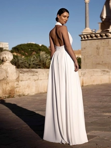 Élégante robe de soirée blanche dos nu avec licou et jupe longue pour les fêtes formelles