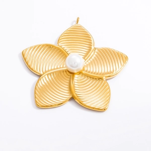 Makroaufnahme eines goldenen Blumenanhängers mit weißer Perle und gestreiften Blütenblättern