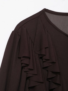 Detailansicht dunkelbraunes Strickkleid mit Rüschenbesatz und rundem Ausschnitt für Damen