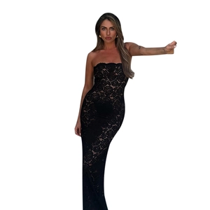 Robe longue en dentelle noire à épaules dénudées avec motifs de roses pour plage ou soirée