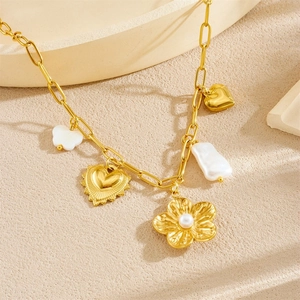 Collier chaîne dorée avec pendentifs cœur, fleur et perles géométriques