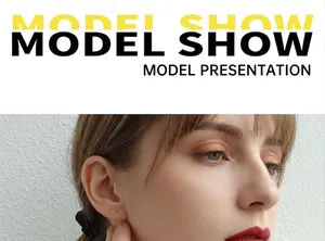 Primo piano del profilo del modello che mostra l'elegante set di collana e braccialetto