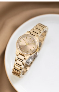 Gedetailleerde weergave van IBSO gouden quartzhorloge met stalen band en strass