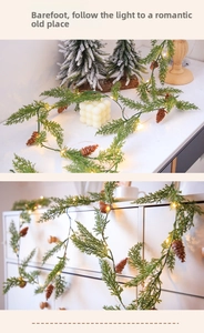 Détail de guirlande de Noël avec aiguilles de pin, cônes et lumières LED pour la déco