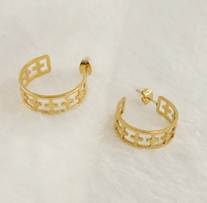 Détails des boucles d'oreilles en acier inoxydable plaqué or 18 carats avec motif en croix