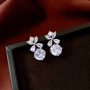 Dettaglio macro di orecchini a fiore in argento con scintillanti zirconi marquise e tondi