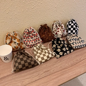 Varias bolsas de almacenamiento con cordón incluyendo estilos florales y de cuadros