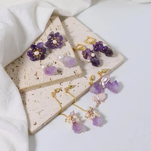 Elegante Ohrstecker mit natürlichen Süßwasserperlen, Amethyst und vergoldeten Akzenten