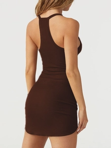 Vue détaillée du dos d'une robe mini dos nu marron montrant la texture du tissu côtelé